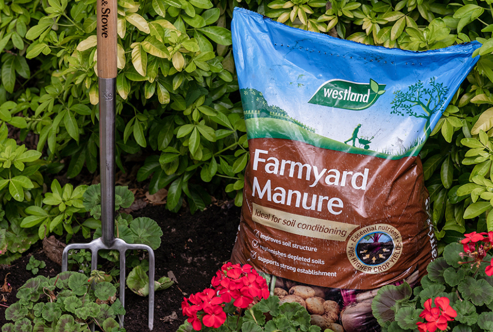 Westland farmyard manure product shot in a garden.